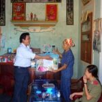 Chi Đoàn khối cơ quan huyện Đô Lương thăm và tặng quà cho các gia đình chính sách